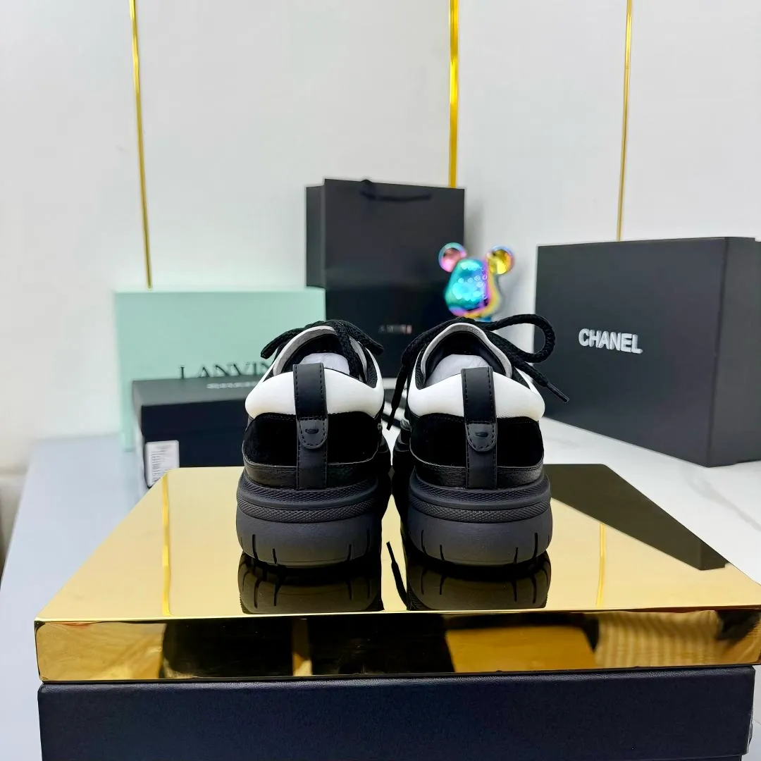 👟👟Ex-factory price 600👟👟 CHANEL 25C early autumn vacation style new casual shoes. A pair of comfortable shoes can reduce the fatigue on your feet. The new style is very versatile, whether it is daily wear or a sister party. It can be easily used for commuting in the workplace, outdoor sports and various occasions. It can increase the height, straighten the legs, modify the shape of the feet, is comfortable and comfortable without rubbing the feet, and has good breathability. It can also be worn in summer. Office workers can also easily own it when wearing it. The fabric is pebbled cowhide + plaid pad to show off sheepskin. The original open-molded rubber foam outsole! size: 35-40 (41 customized, non-refundable and non-exchangeable) 👉